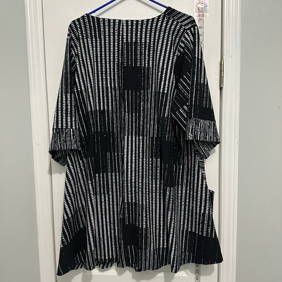 Flutter, Kiki, boutique, oversize printed tunic pockets, plus size 2X - Picture 8 of 10